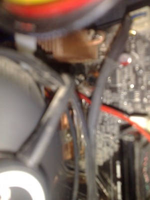 3.jpg (93.9 KiB) Zobrazeno 574 x Červený drátek = čidlo cpu omotané kolem měděných částí chladeče