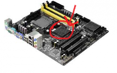 to v krúžku sa mi zdá byť dosť horúce , palec sice da sa udrzat ale je to na hranici, primontoval som tam aj FAN ventilator a este chladic s tepelnou vodivou pastou a stále je to na tej istej teplote, to som spozoroval hned, myslel som si že to je grafickou kartou že teplo z nej ide na ten chlatic ale asi to tak neje. co je to za vec pod chladicom ? a je to dolezite ?