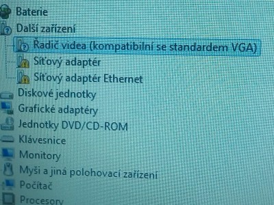 Vykřičník u adaptéru pro síť i pro Ethernet.