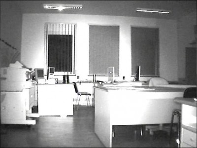 Pohled kamery ICA do interiéru noční kanceláře (v kanceláři byla černočerná tma, je cca 10m dlouhá). Z obrázku je patrný vysoký výkon IR přisvícení, na druhou stranu, vše znovu kazí opravdu mizerný obraz (rozlišení).