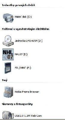 Na obrázku je vidět pouze jeden disk.. aktuálně zasunutá karta.. po vyjmutí karty disk zmizí..