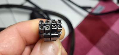 Ten z leva nejde zapojit. Ten druhy ano.